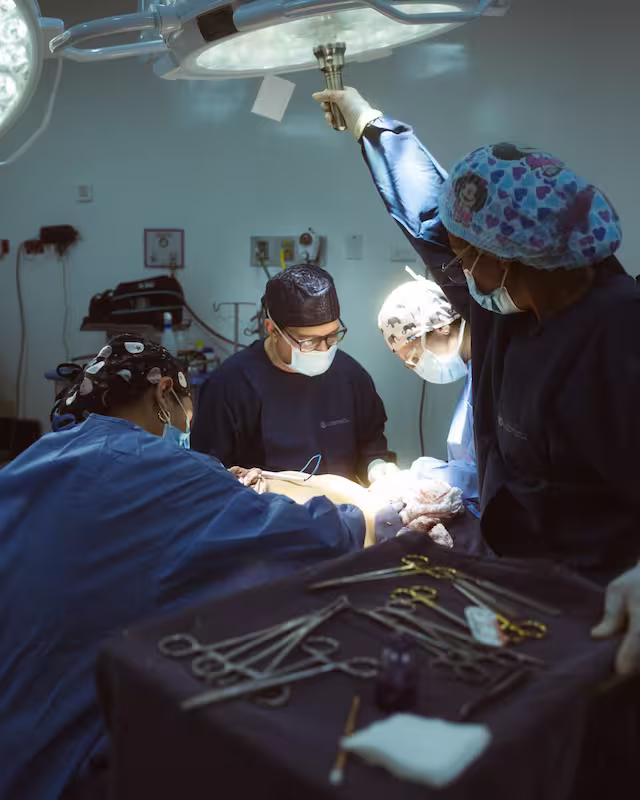 Dr. Andrés Parra realizando procedimiento quirúrgico