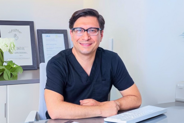 Dr. Andrés Parra en consulta personalizada
