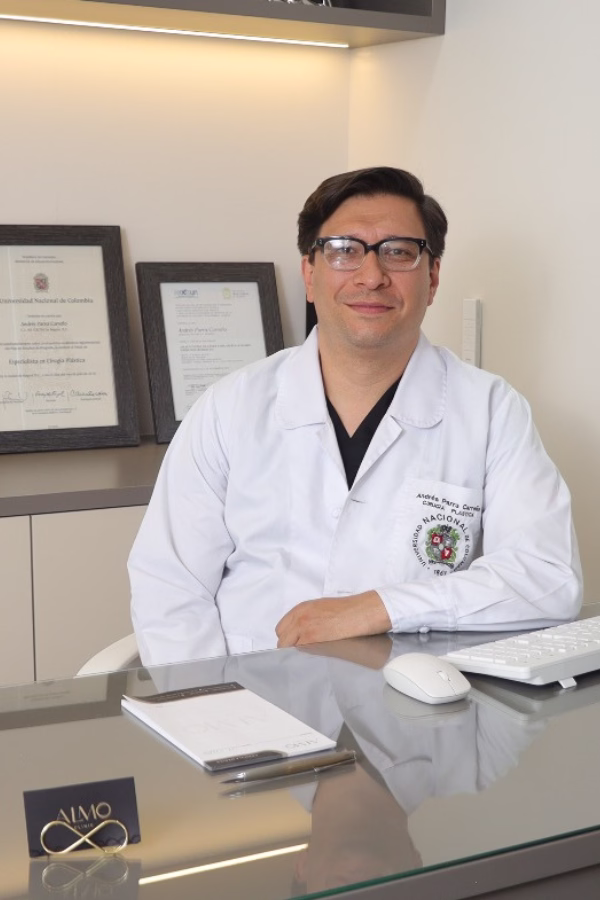 Dr. Andrés Parra durante consulta personalizada con paciente en su consultorio en Bogotá