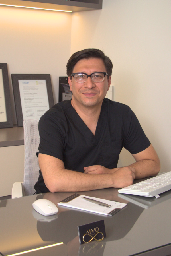 Dr. Andrés Parra en consulta personal explicando procedimientos