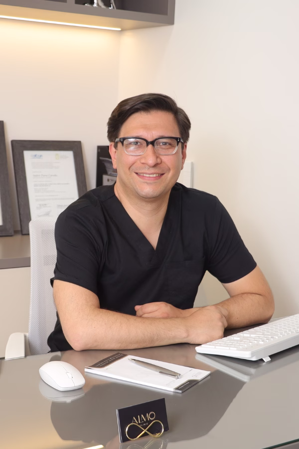 Dr. Andrés Parra acompañando paciente durante todo el proceso de transformación